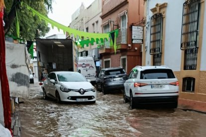 Instantes después de la tromba de agua las calles de Huércal seguían anegadas junto a la Plaza de la Constitución.