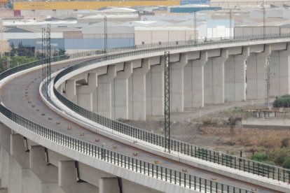 El puente del AVE entre Almería capital, Huércal y Viator ya tiene colocados los postes de la catenaria para la tensión eléctrica.