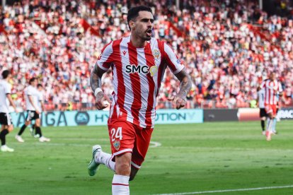Miguel de la Fuente celebra su gol al Burgos en el Estadio de los Juegos Mediterráneos.