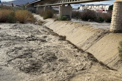 La fuerza del río Andarax bajo el puente de Los Molinos, en la capital almeriense.