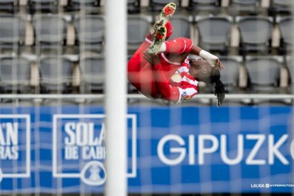 Cipenga vuela para celebrar su gol al filial de la Real Sociedad.