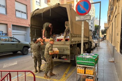 La Legión entrega del excedente de comida y bebida de La Desértica al comedor social La Milagrosa.
