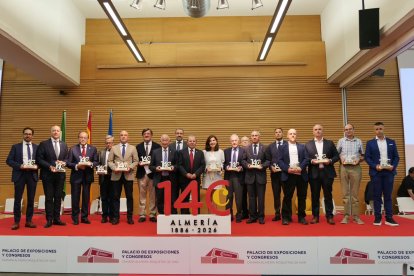 Foto de familia de los premiados y autoridades en el Palacio de Congresos de Aguadulce.