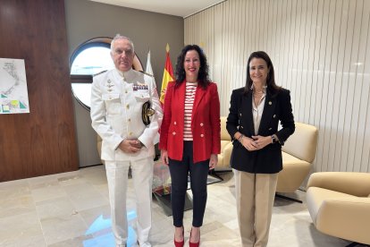 María del Mar Vázquez recibe en Alcaldía al capitán de navío.
