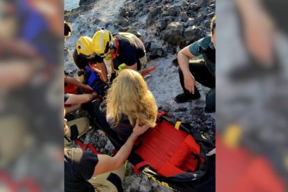Imagen del rescate de una mujer que había caído por un acantilado próximo a la playa de Los Genoveses.