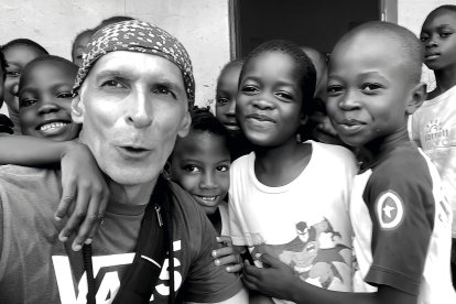 Rodrigo Valero, junto a algunos de los niños que conoció en su viaje a Canchungo.