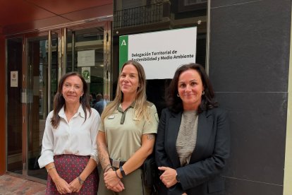 Mónica Cansino (centro), nueva coordinadora de los Agentes Medioambientales de Andalucía en Almería, junto a la consejera de Sostenibilidad y Medio Ambiente, Fina Martínez (izquierda).