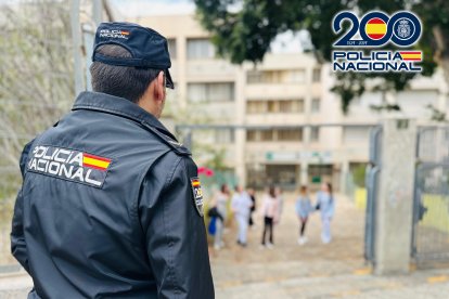 La Policía Nacional advierte de los riesgos del último fenómeno viral en los centros escolares.