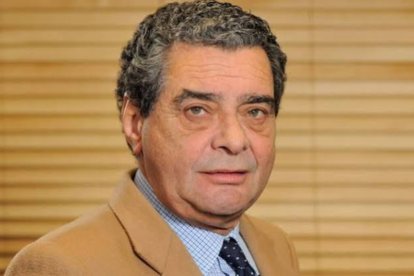 Muere el periodista Augusto Delkader.