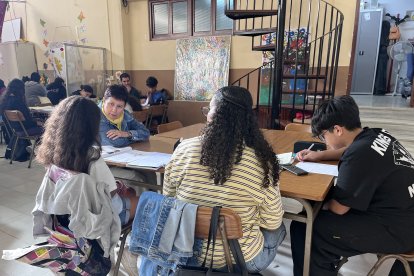 Un grupo de alumnos en la actividad de apoyo escolar de la asociación.