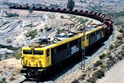 Las locomotoras 289 eléctricas tirando de las tolvas de mineral de hierro entre Almería y las Minas del Marquesado en 1994.