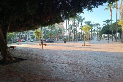 La Plaza Circular, vacía tras el adiós de la acampada protesta por la vivienda en el centro de Almería.