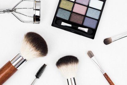Los perfumes, los estuches de regalo y los productos de cuidado facial destacan entre las opciones para sorprender a familiares y amigos estas Navidades.