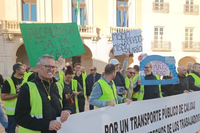 Concentración a las puertas del Ayuntamiento de Almería, en la Plaza Vieja, de los empleados de Surbus en huelga.
