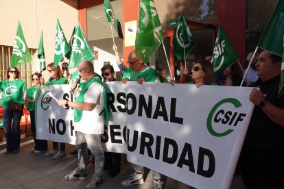 Delegados de CSIF concentrados a las puertas de la prisión de El Acebuche en protesta por la falta de personal.
