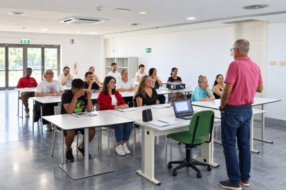Alumnos durante una sesión formativa en el Palacio de Exposiciones y Congresos de Aguadulce, donde más de 120 personas cursan certificados profesionales gratuitos.