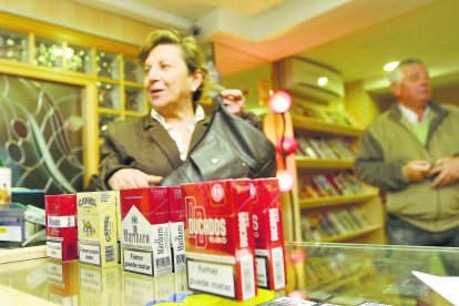 Clientes en una expendeduría de tabacos en Almería.