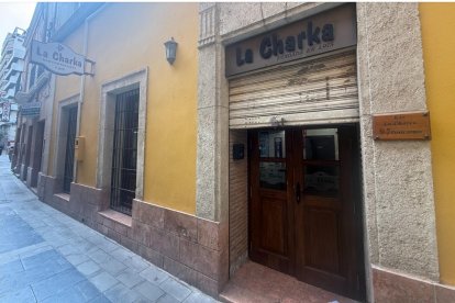Fachada del bar La Charka, en la calle Trajano.