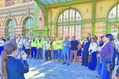 Concentración junto a la vieja estación de tren de Almería.