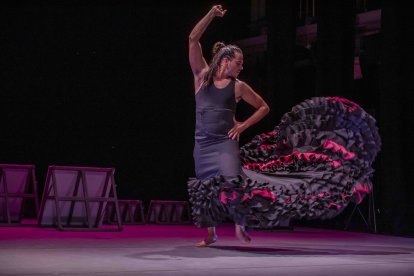 ‘Empaque’ convence al Teatro Apolo en el equilibrio entre los malabares, la poesía y el rigor flamenco