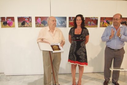 Juan Aguilera Ruiz, junto a María del Mar Vázquez, hoy alcaldesa de Almería, y su hijo, Juan Aguilera, recibiendo en 2013 una distinción por su aportación de carteles a una muestra del Foro Cultural 3 Taurinos 3.