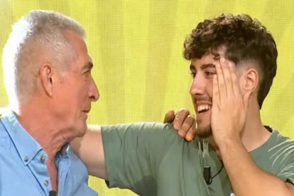 El presentador Manolo Sarria subió a 'Sierra Nevada', el quinto escalafón, para felicitar al almeriense Daniel Tejón.