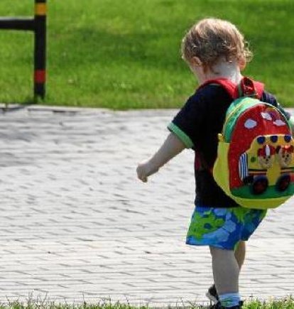 Un niño con la mochila a la espalda.