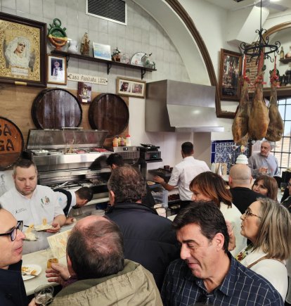 Ambiente lleno en el bar Casa Puga.