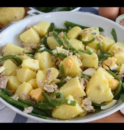 Ensalada de patata cocida con judías verdes, huevo duro y atún.