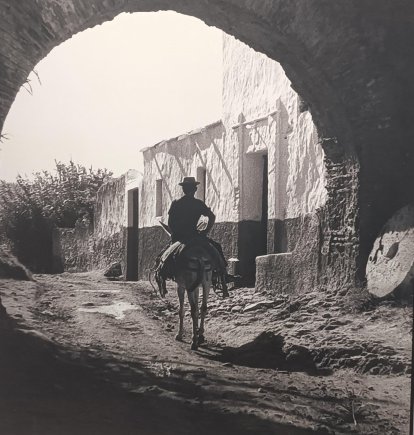 Imagen icónica de Adra. Agricultor pasando junto al Molino del Lugar.