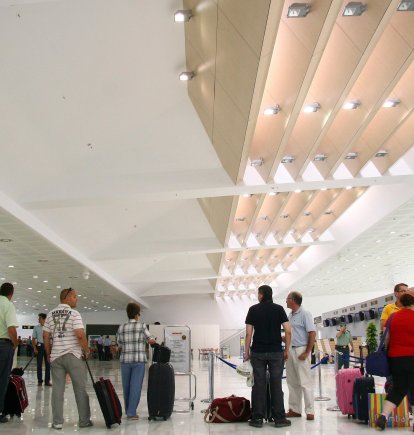Pasajeros en el aeropuerto de Almería.