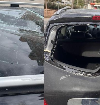 Uno de los vehículos, destrozado tras caerse un andamio.