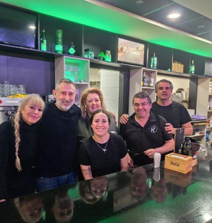 Julio Martín junto a su esposa Rosa García y el equipo de trabajadores de la Cafetería Roypa.