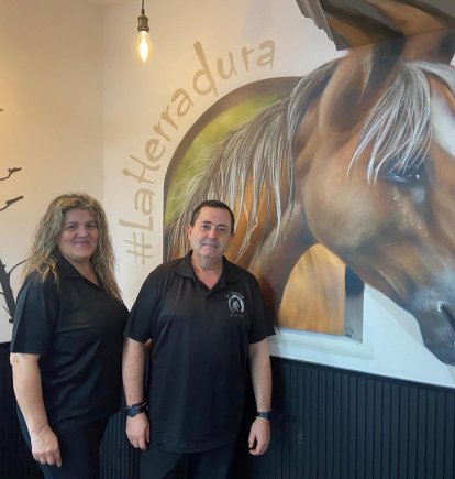 Mari junto a su marido, dueños de La Herradura.