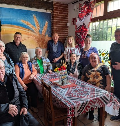Irina e Iván en el centro de la imagen rodeados de clientes y amigos de todas las nacionalidades.