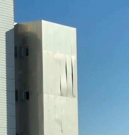 Desperfectos en la fachada del Teatro Auditorio de Roquetas de Mar.