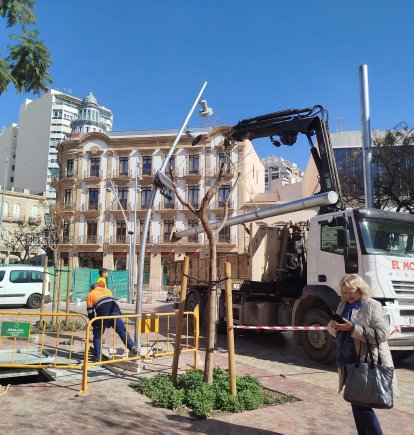 Retirada de postes en la parte más alta del Paseo de Almería