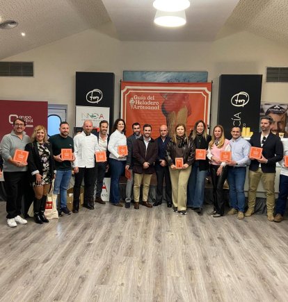 Foto de familia de los heladeros distinguidos por la Diputación de Almería y por Dimoba Suministros.