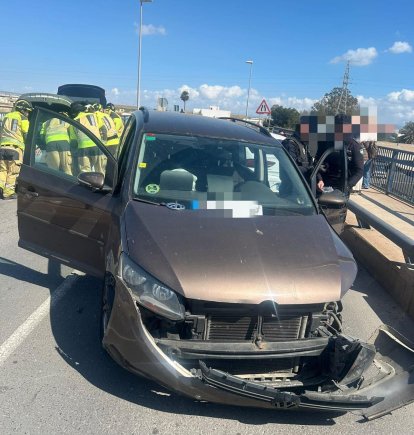 El conductor abandonó el coche por la ventanilla y lo dejó abandonado en el puente tras el accidente.