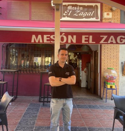 Tomás Hernández Vargas, del Mesón El Zagal, frente a la puerta del local.