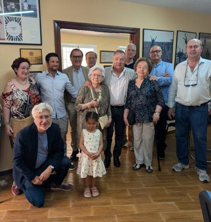 Familiares y amigos de Juan Martínez 'Martimar' en el homenaje celebrado en la Asociación de la Prensa.