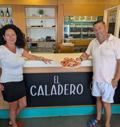 Flori y Aurelio son los nuevos gerentes de el mítico bar de marisco de Aguadulce: El Caladero.