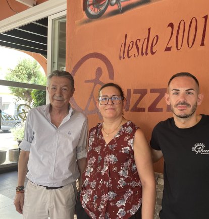 Tomás Rodríguez junto a su pareja y cocinera Ana Moreno y su hijo Tomás, relevo generacional del negocio.