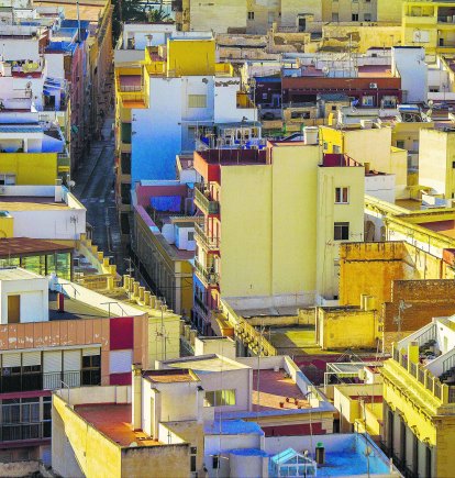 Vista de viviendas en el casco histórico de Almería, ciudad que ocupa el quinto lugar en viviendas sin adaptar para los mayores en Andalucía.