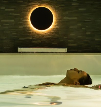 Una de las piscinas del nuevo spa en el centro de Almería.