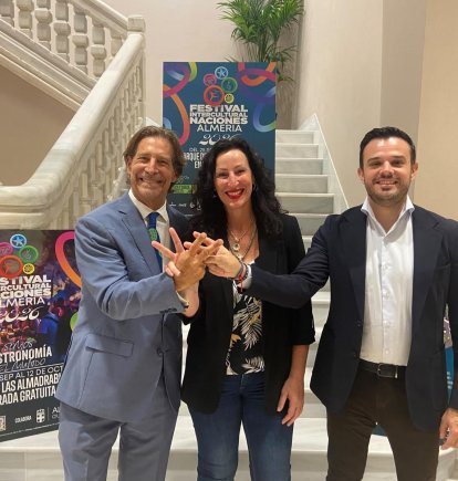 Sergio Frenkel, director del Festival Intercultural de las Naciones; María del Mar Vázquez, alcaldesa de Almería; y Óscar Bleda, concejal.