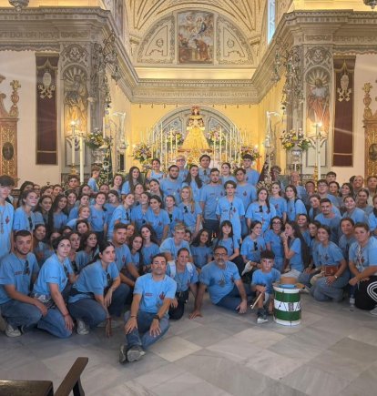 Los jóvenes almerienses que han ido a Almonte y El Rocío a hacer el Camino Joven, con la Virgen del Rocío.