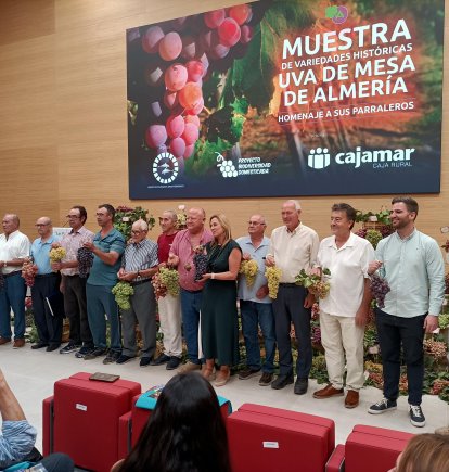 Foto de familia de  premiados e invitados.