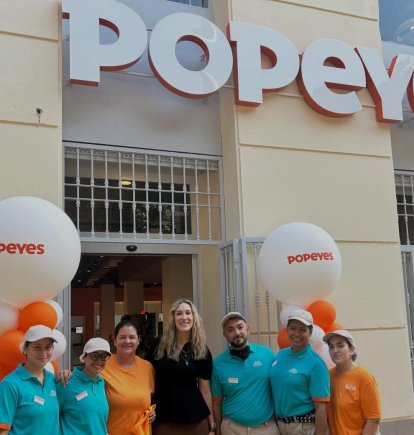 Imagen de la inauguración oficial de Popeyes en el Paseo de Almería.