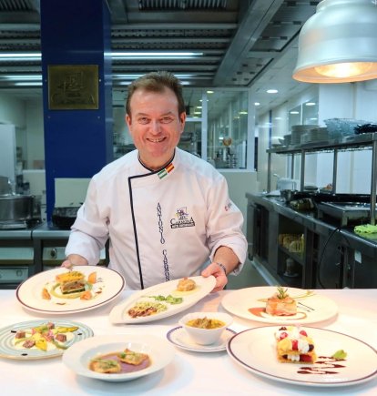 Antonio Carmona con los platos especiales de las Jornadas Gastronómicas del Toro Bravo en la Cocina en una edición anterior.